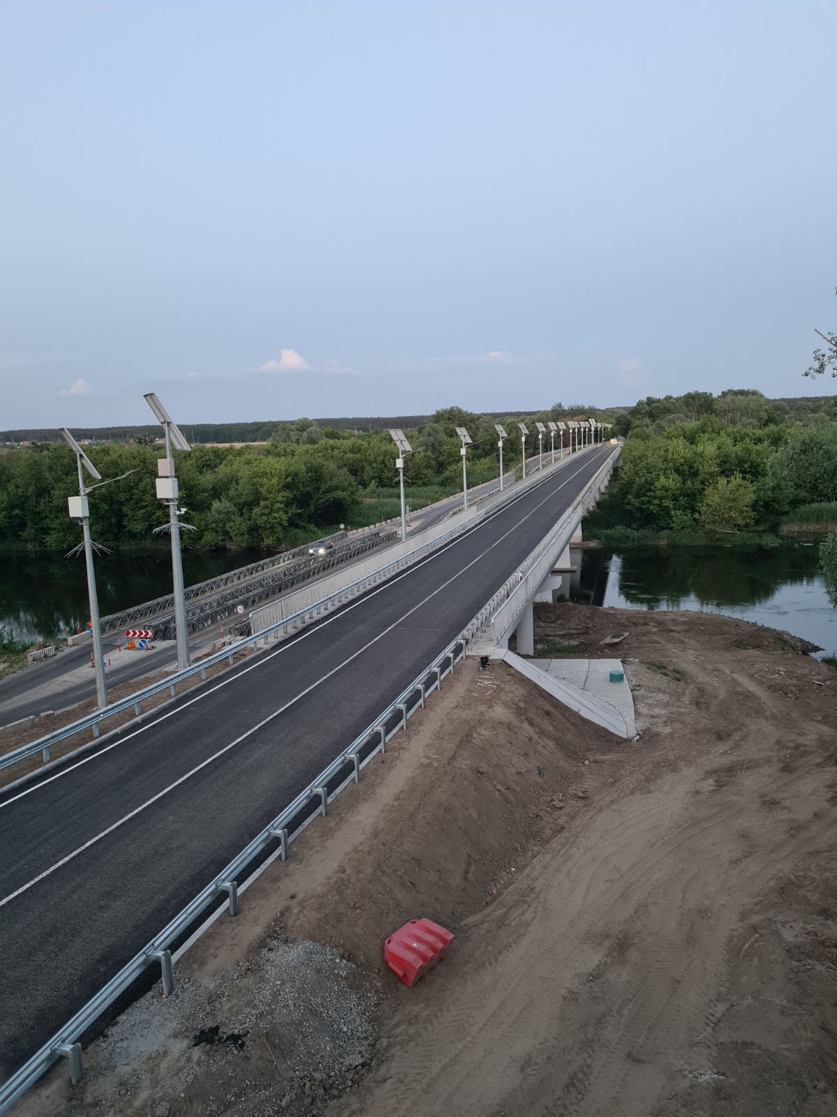Автономне освітлення автомобільних доріг, мостів та розв'язок